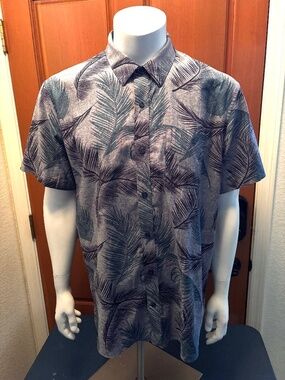 Nice mens XL Travis Mathew short sleeve button up shirt